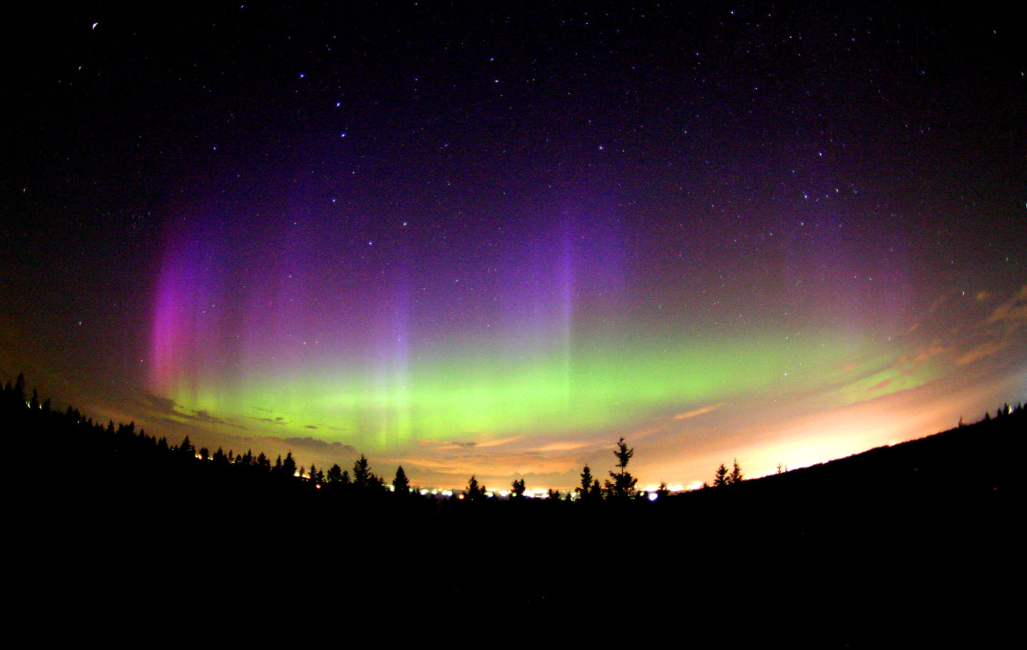 APOD: 2004 July 30 - NORTHERN LIGHTS