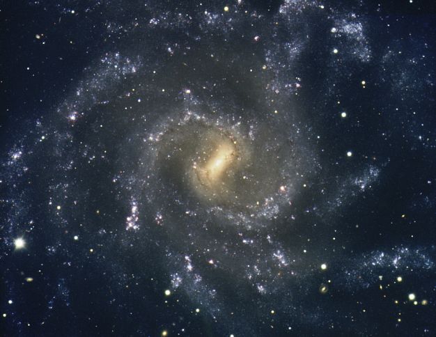 つる座の銀河系外星雲NGC7424