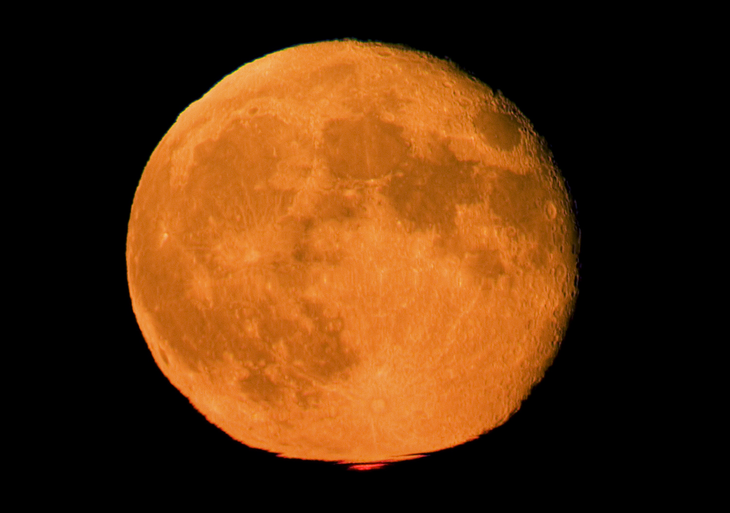 the moon red