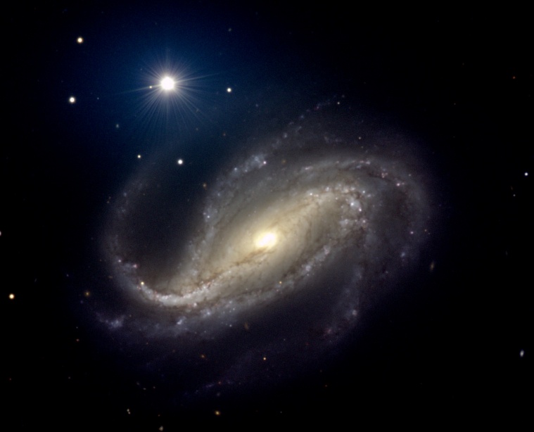 ちょうこくしつ座の銀河系外星雲NGC613