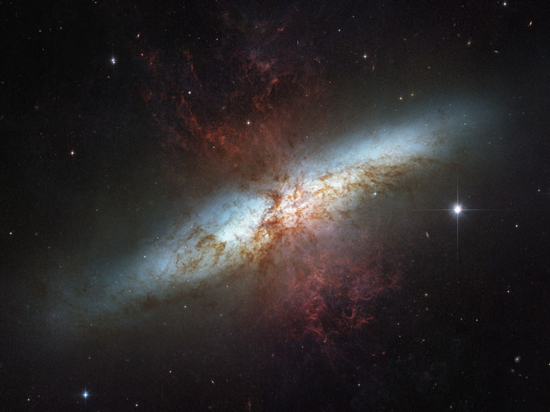 おおぐま座渦巻き銀河(M82)