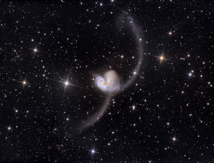 からす座の銀河系外星雲NGC4038とNGC4039