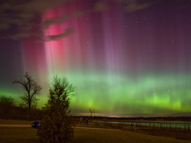 APOD 2006 December 18 Aurora Over Iowa