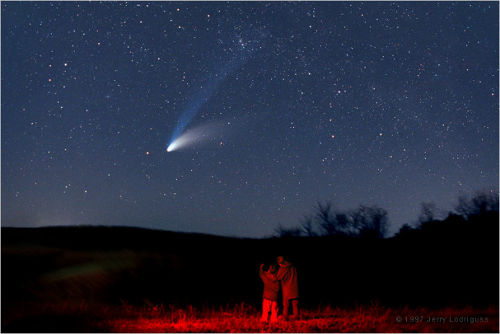 komet Hale Bopp yang terlihat dari Bumi pada tahun 1997 (dok. Jerry Lodriguss/NASA)