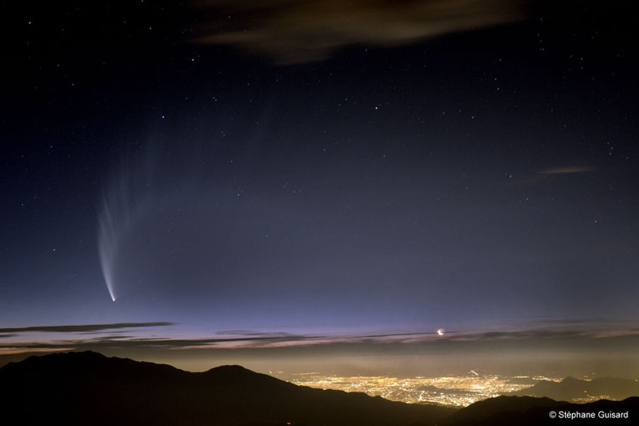 APOD: 2008 January 20 - Comet McNaught Over Chile