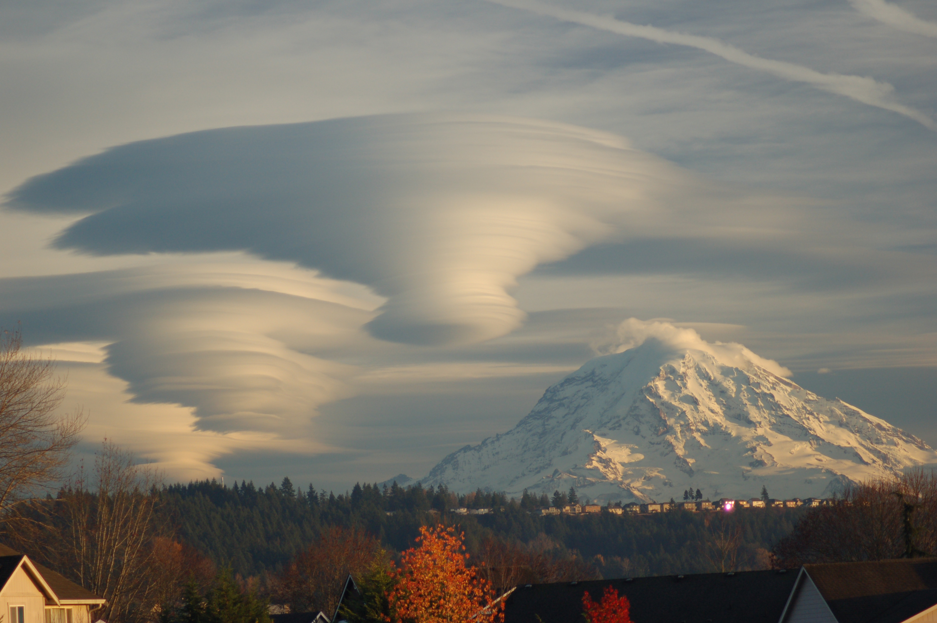 APOD: 2009 February 3 - Lenticular Clouds Above Washington