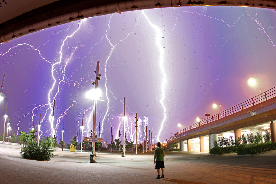 http://apod.nasa.gov/apod/image/1007/lightning_kotsiopoulos_big.jpg