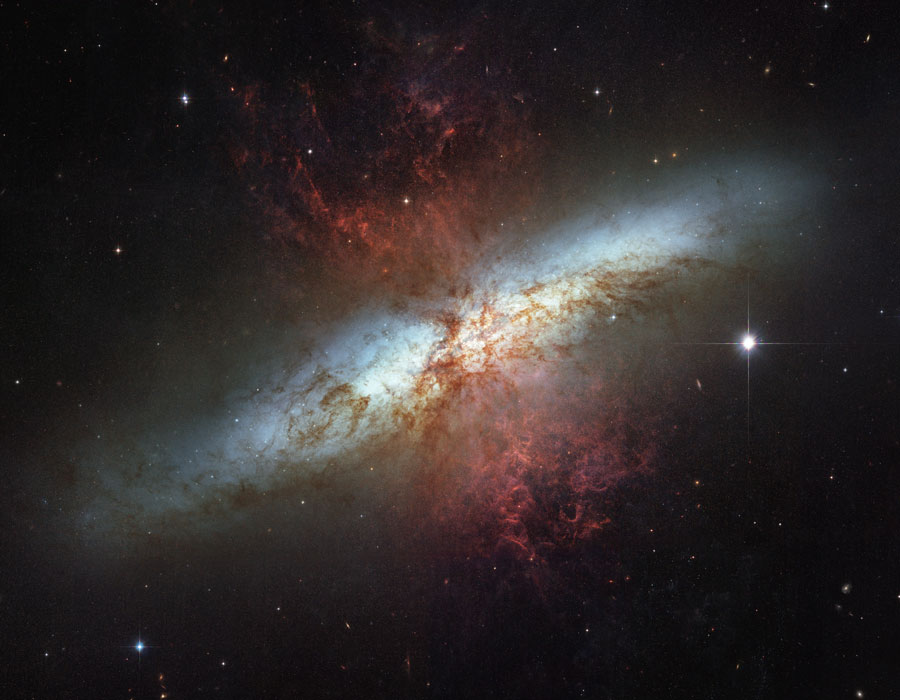 सीगार के आकार की एम ८२ आकाशगंगा
