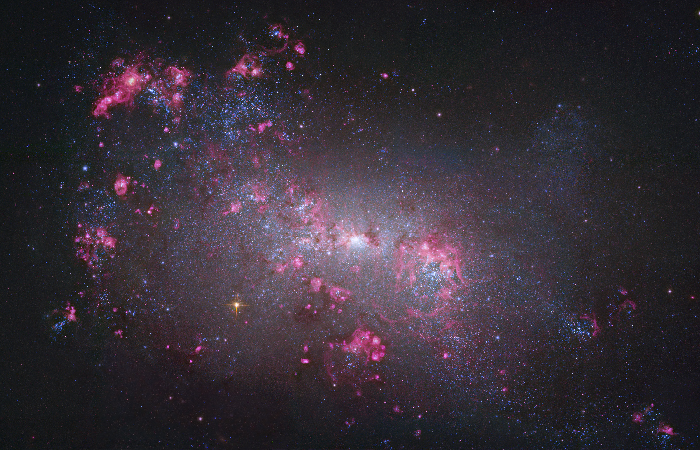 NGC 4449: Cận cảnh một thiên hà nhỏ 