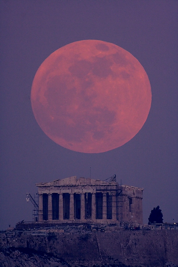 Ảnh: Trăng tròn trên đền Parthenon