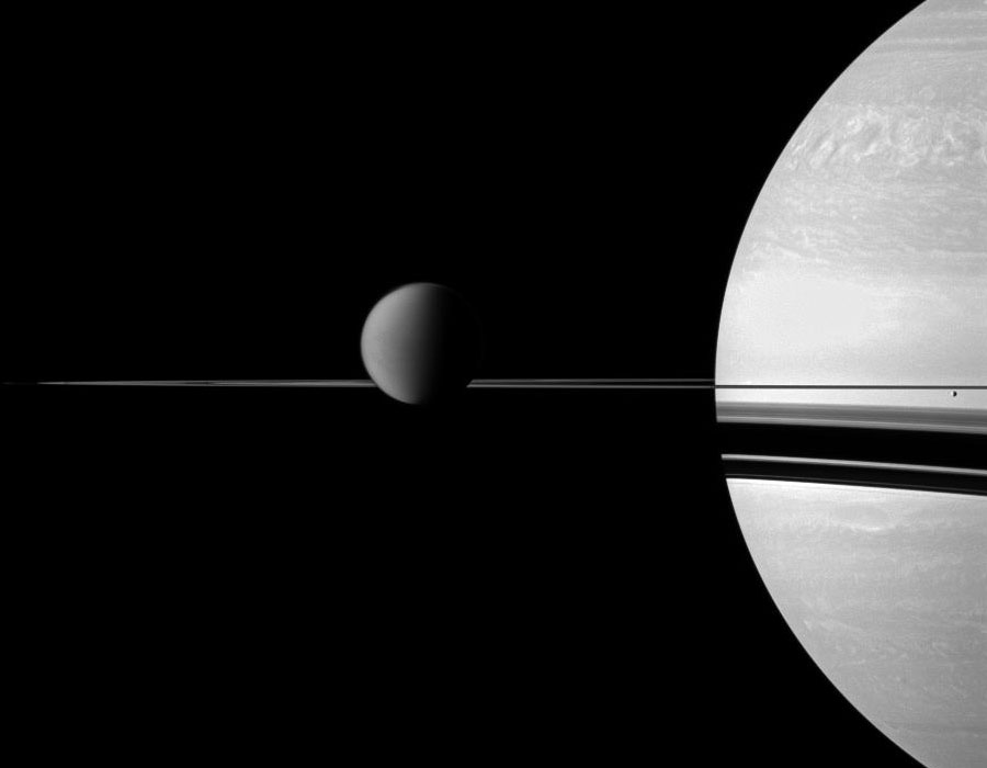 Tytan, pierścienie i Saturn widziany przez sondę Cassini