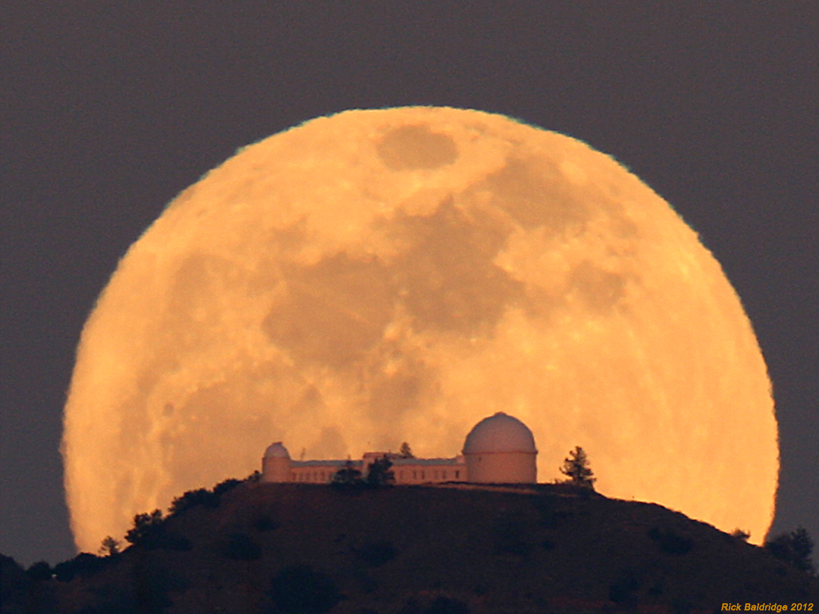 it-s-full-of-stars-lick-observatory-moonrise-image-credit