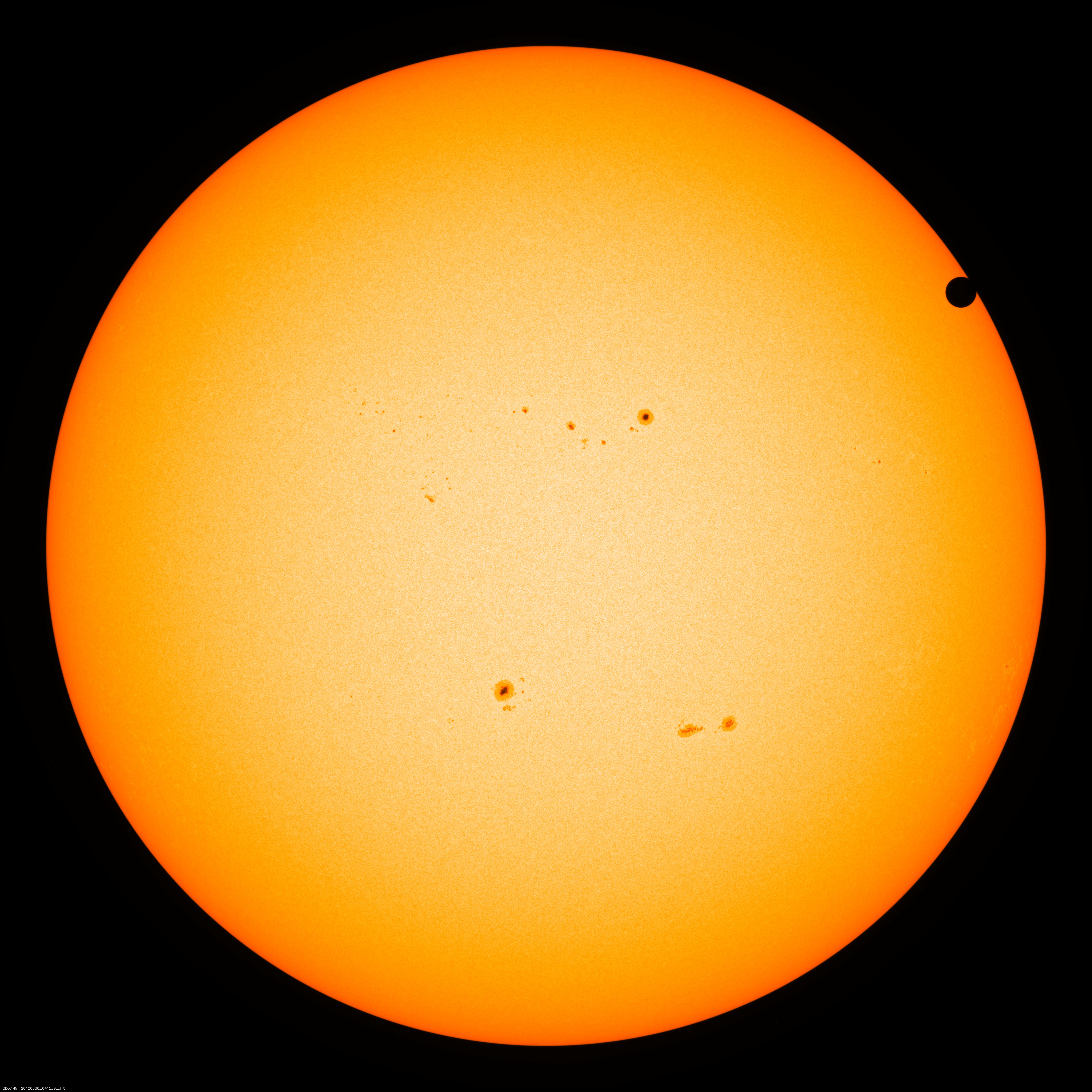 Sonne mit Venus im Weißlicht (by NASA.gov)