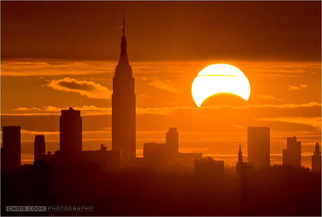 O Sol Eclipsado Nasce Sobre a Cidade de Nova York