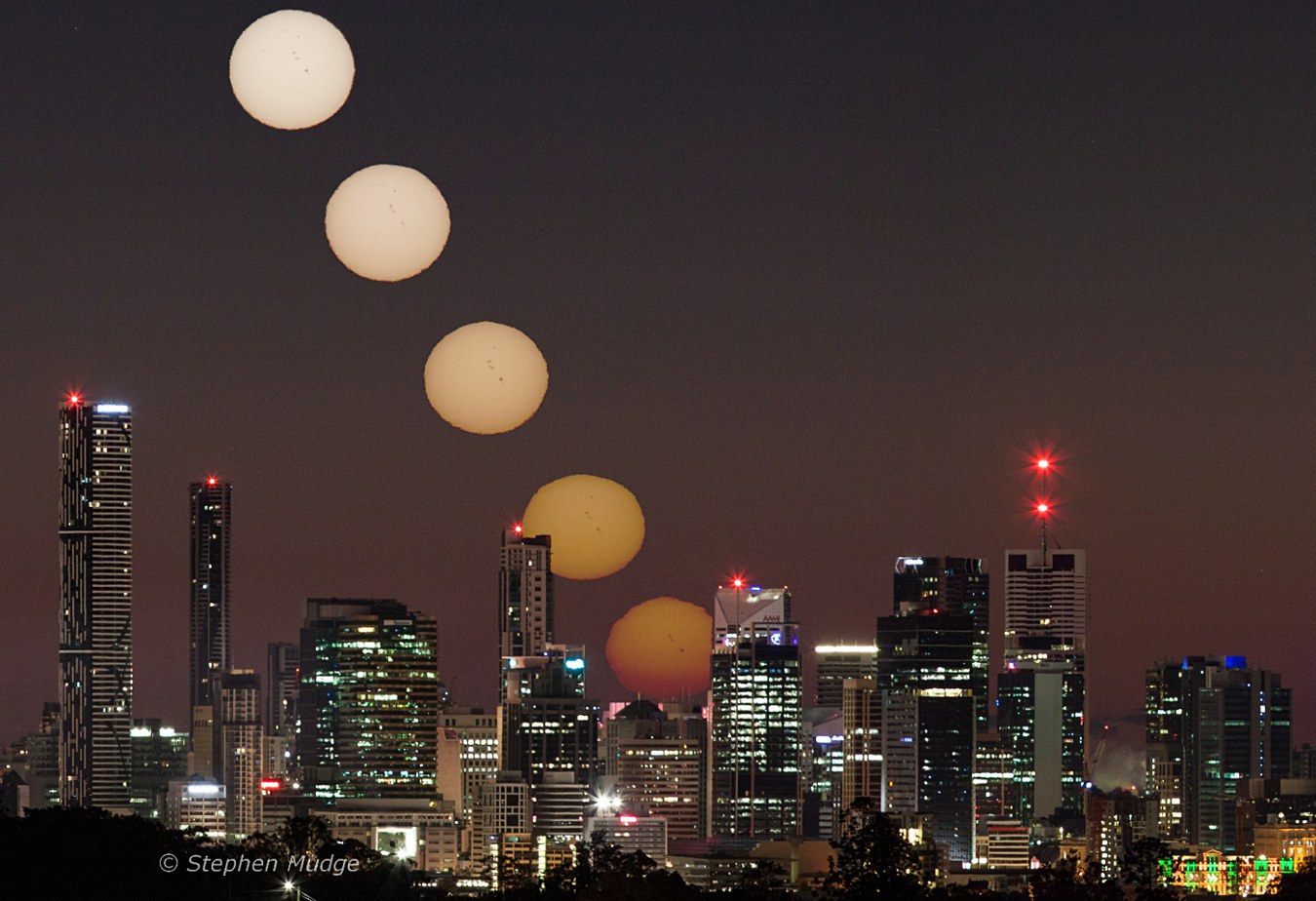 APOD 11 Juli 2014 Vlekkige Zonsopgang Boven Brisbane