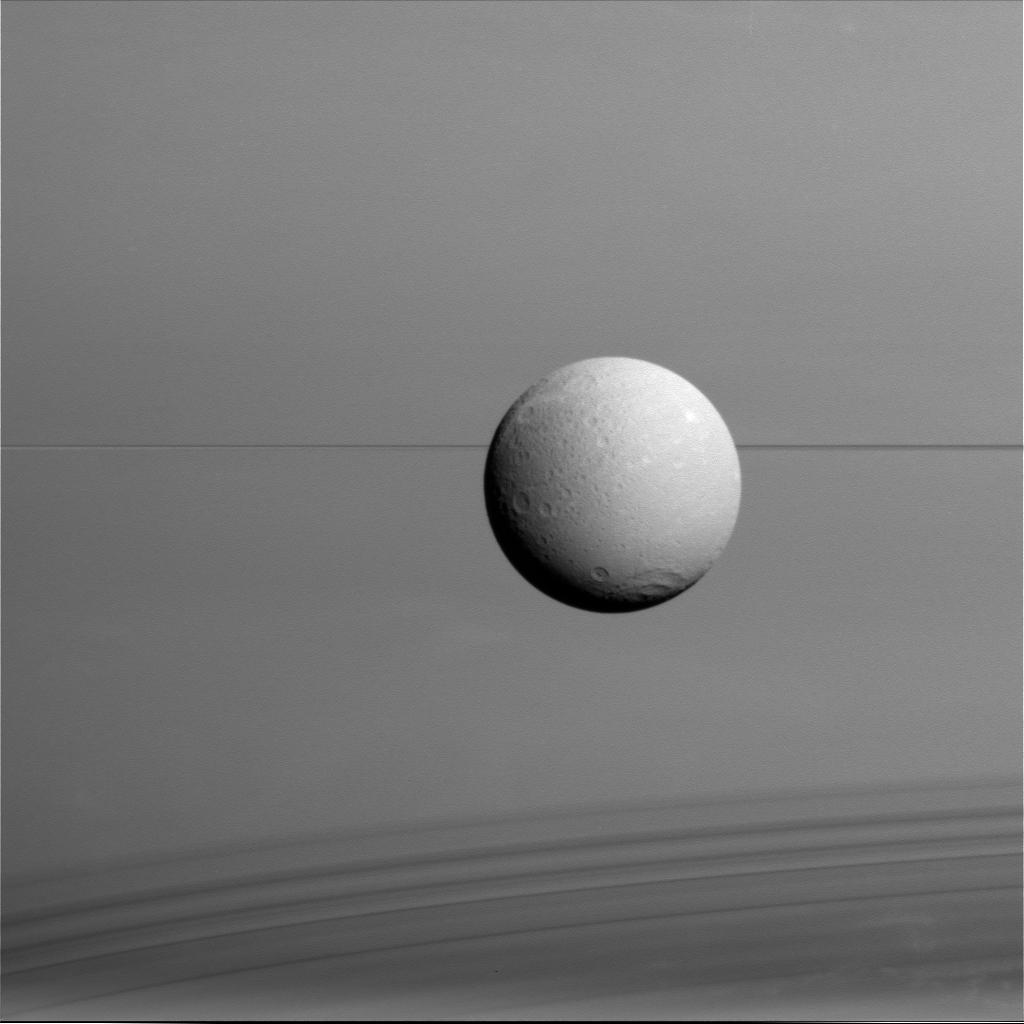 Dione02_Cassini_1024.jpg