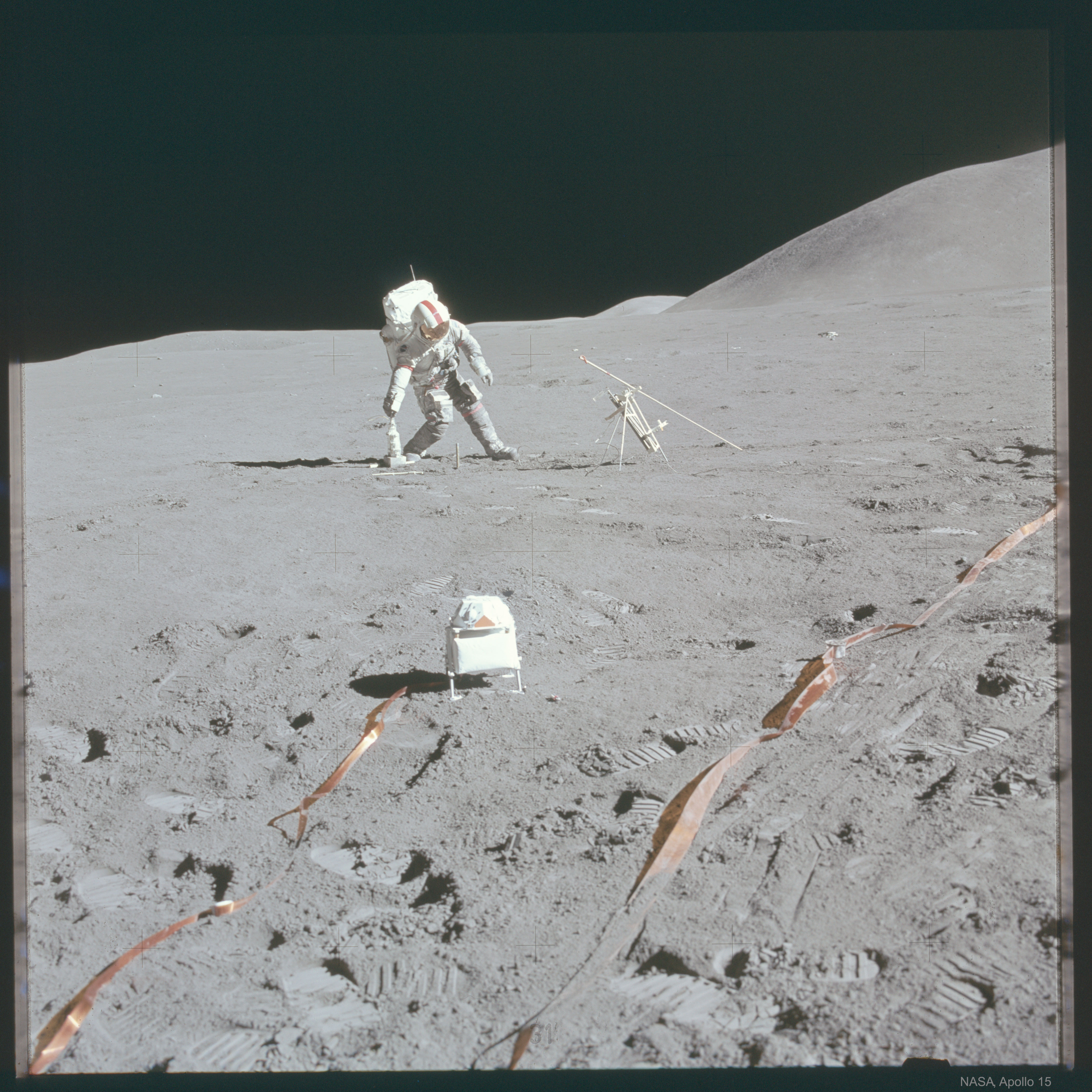 На луне есть деревья. Аполлон 15. Аполлон 15 на Луне. Американские астронавты Аполлон 15. Аполлон 15 фото на Луне.