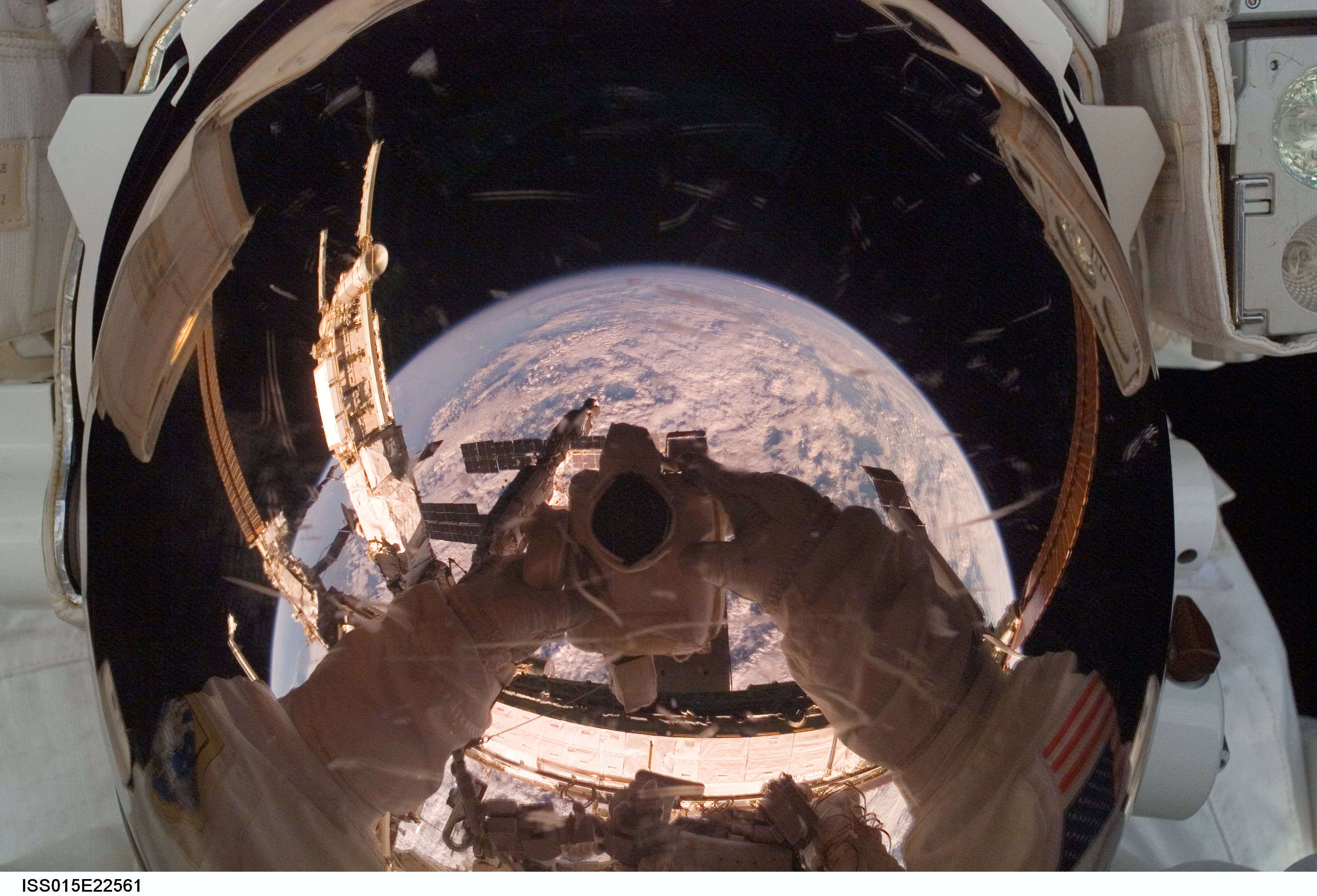Космонавтам видны планеты. Космический шлем. Отражение земли в скафандре Космонавта. Отражение космоса в скафандре. Отражение земли в шлеме Космонавта.