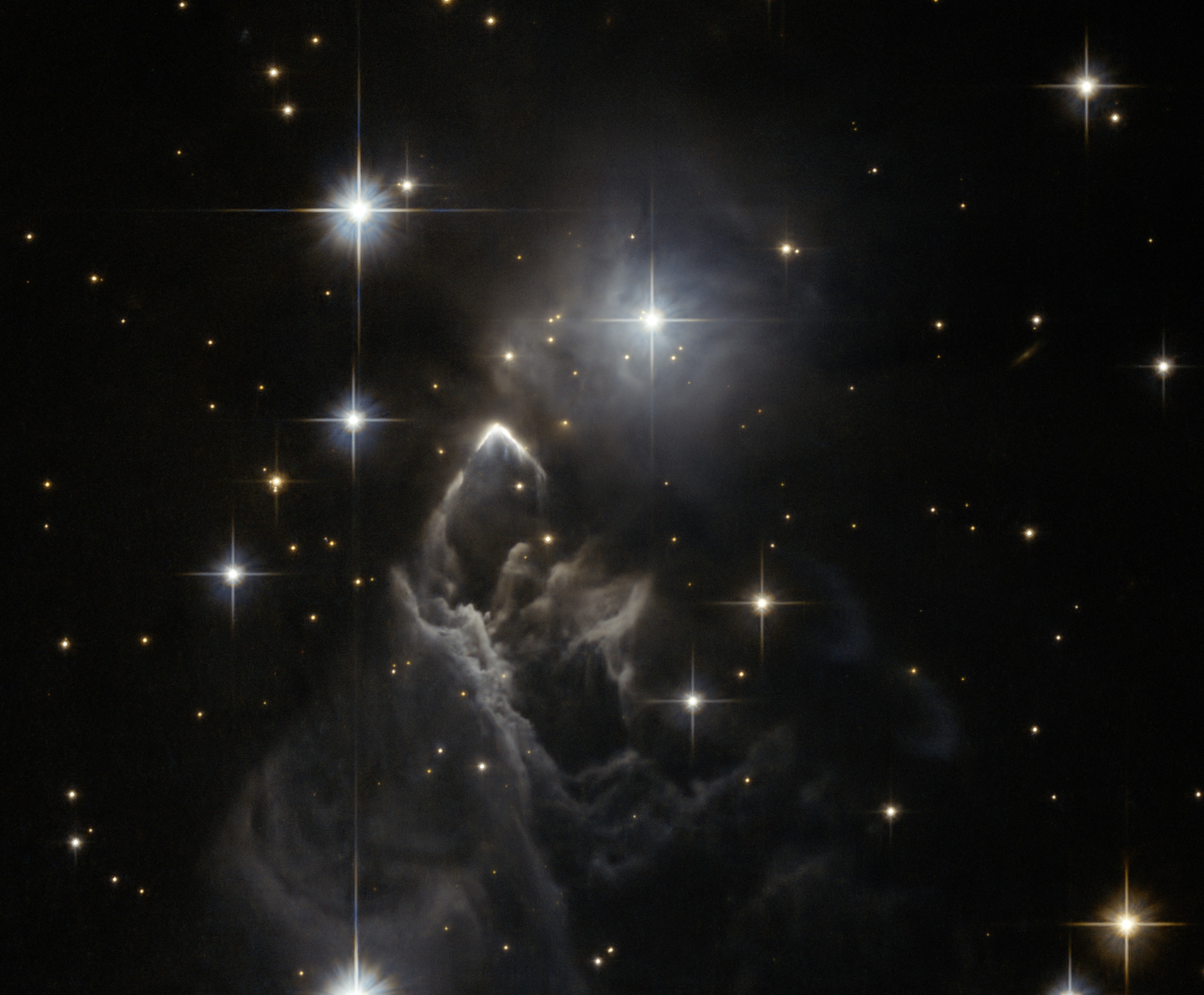 IRAS 05437+2502 A fantasmagórica nuvem estelar revelada