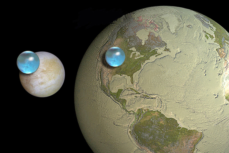 Kairėje – Europa ir jos vanduo, dešinėje – Žemė ir jos vanduo. ©Kevin Hand (JPL/Caltech), Jack Cook (Woods Hole Oceanographic Institution), Howard Perlman (USGS)