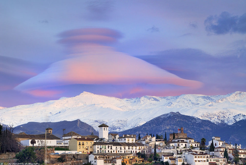 Nube gorro sobre Sierra Nevada