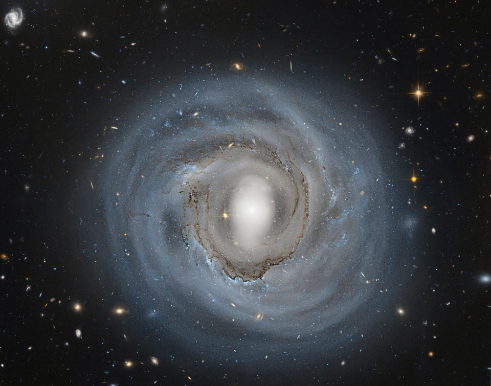 La anémica espiral NGC 4921 desde el Hubble