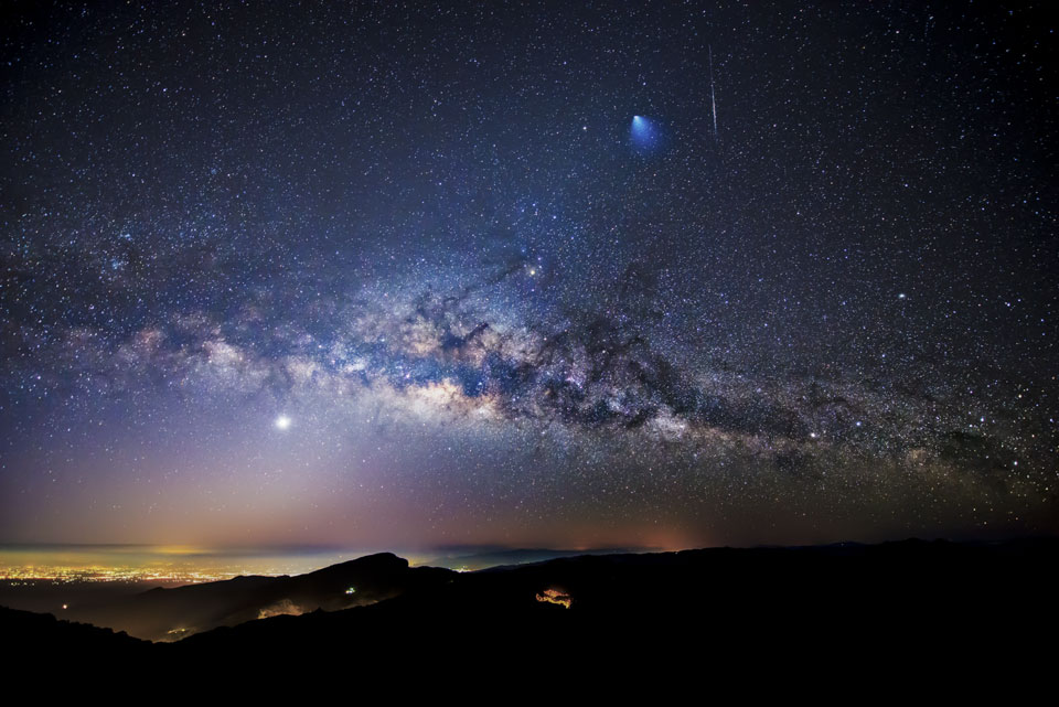 泰国上空的火箭、流星和银河