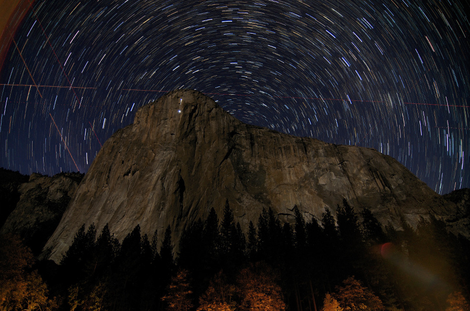 Rastros de estrellas sobre El Capitán