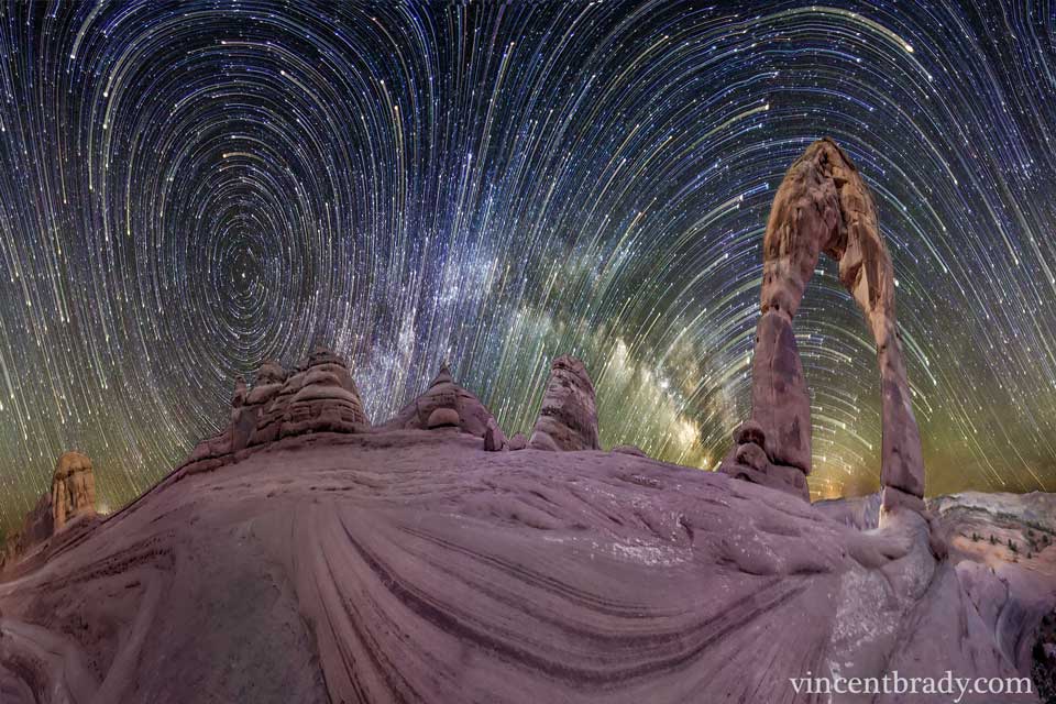 扭曲的天空:拱门国家公园上空的星迹