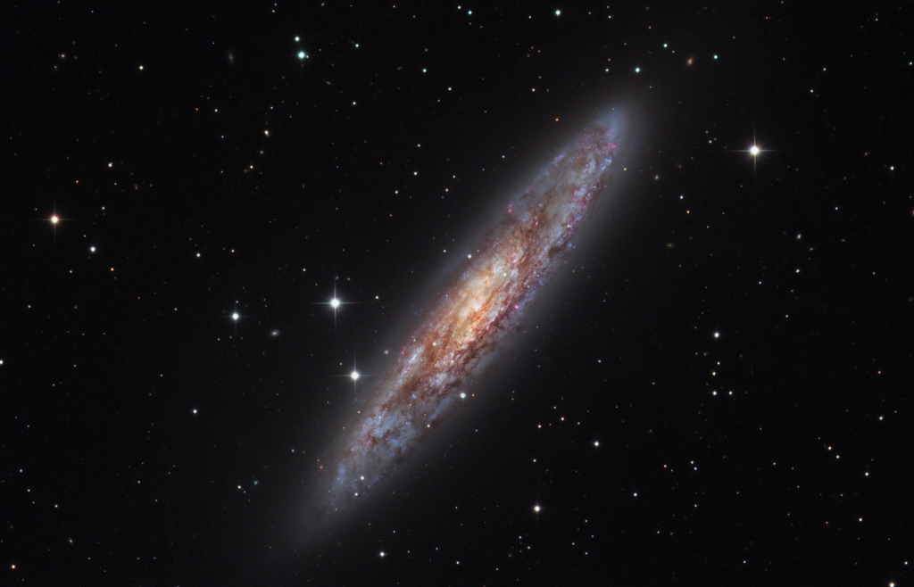 NGC 253: un polvoriento universo isla