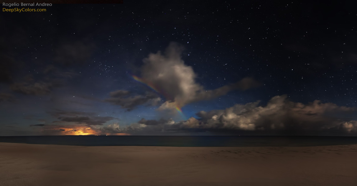 Playa con arco lunar