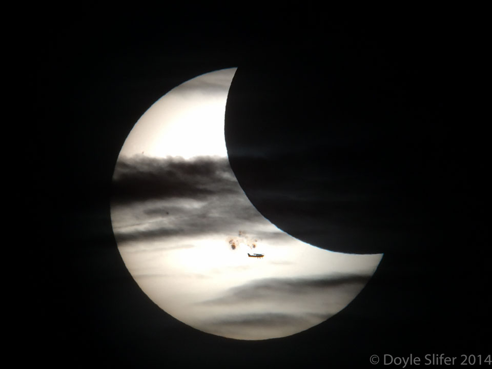 Avión, nubes, Luna, manchas, Sol