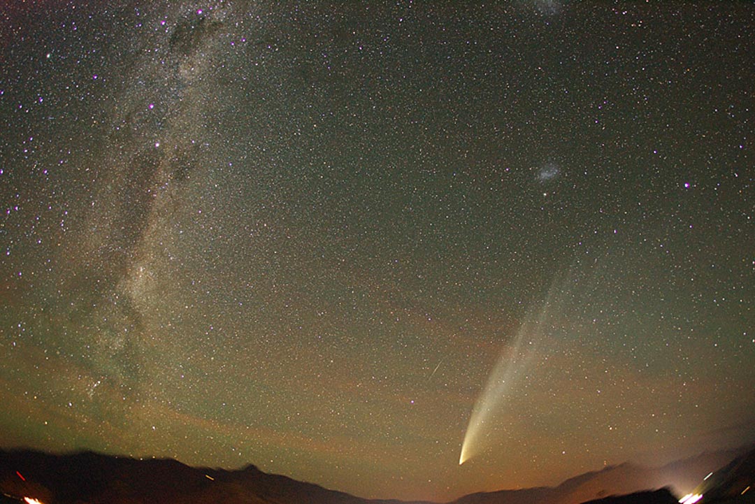 麦克诺特彗星掠过新西兰上空