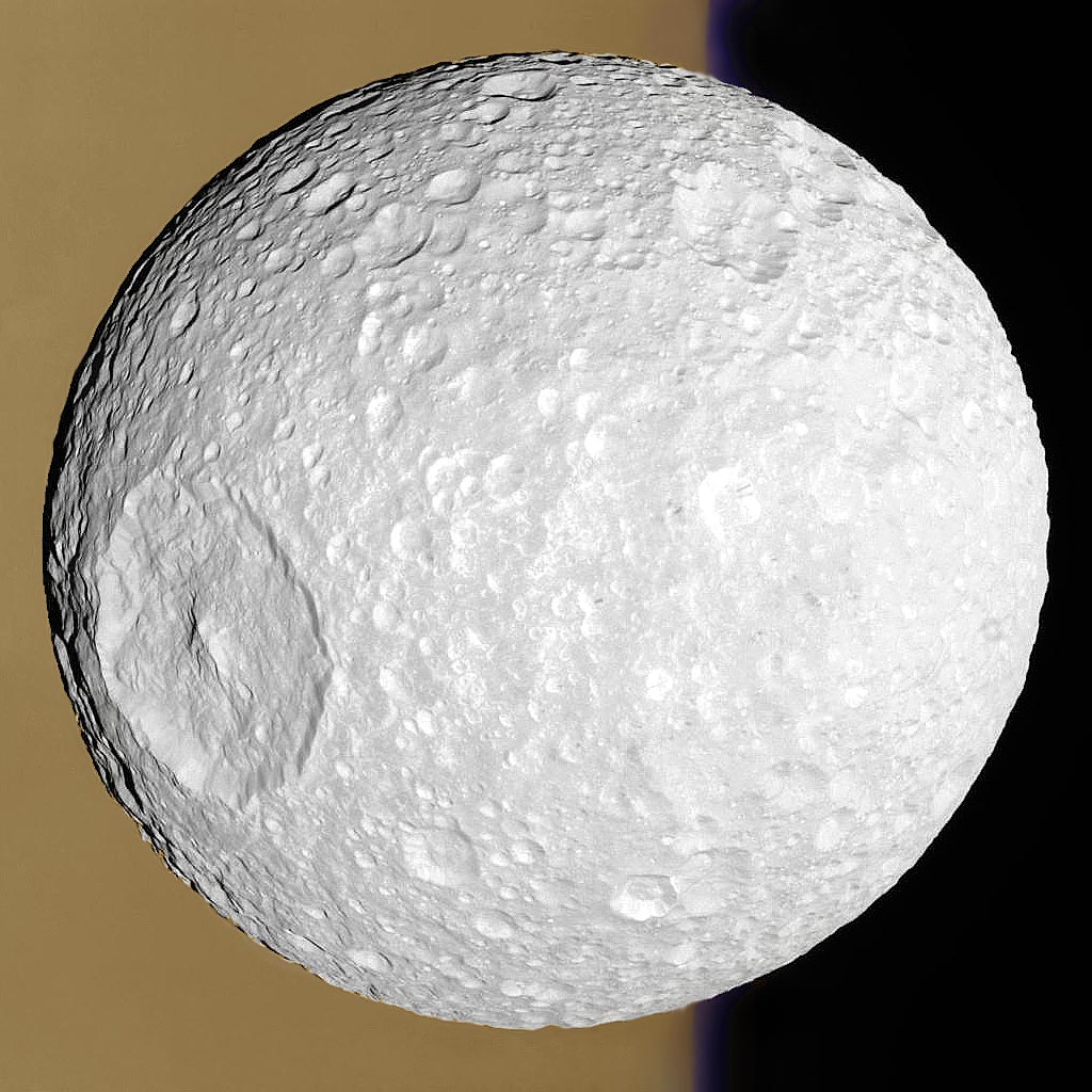 Mimas: un pequeño satélite con un gran cráter