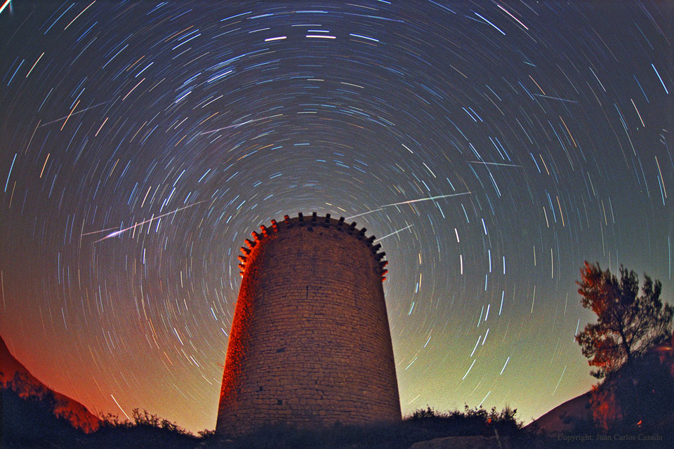 Los Leónidas sobre la Torre de la Guaita