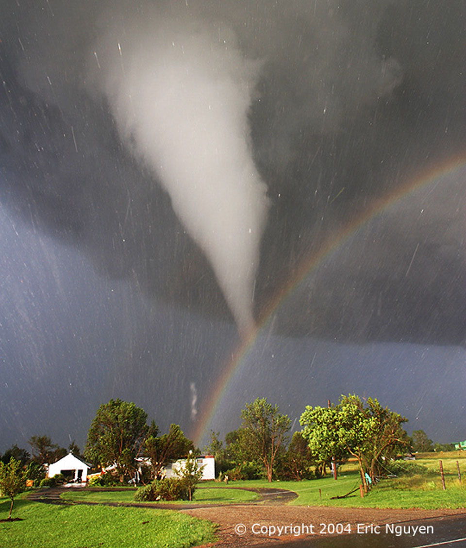 Tornado y arco iris sobre Kansas