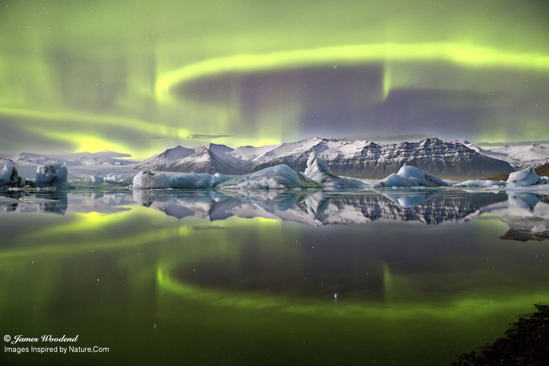 冰岛冰川上的极光