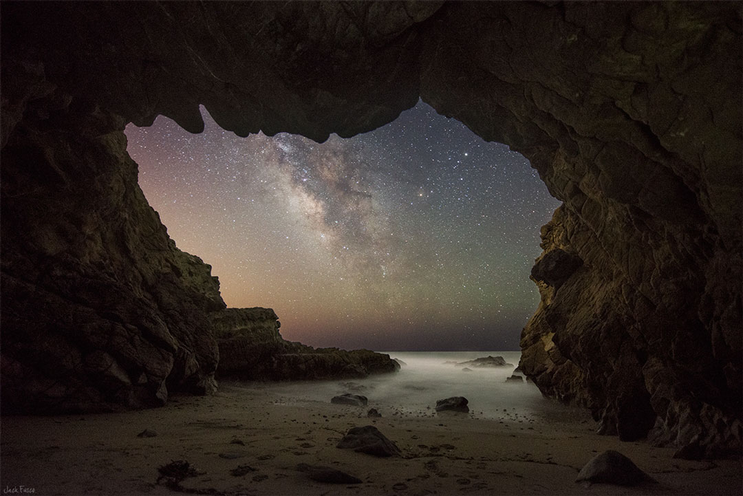 银河从马里布海的一个洞穴