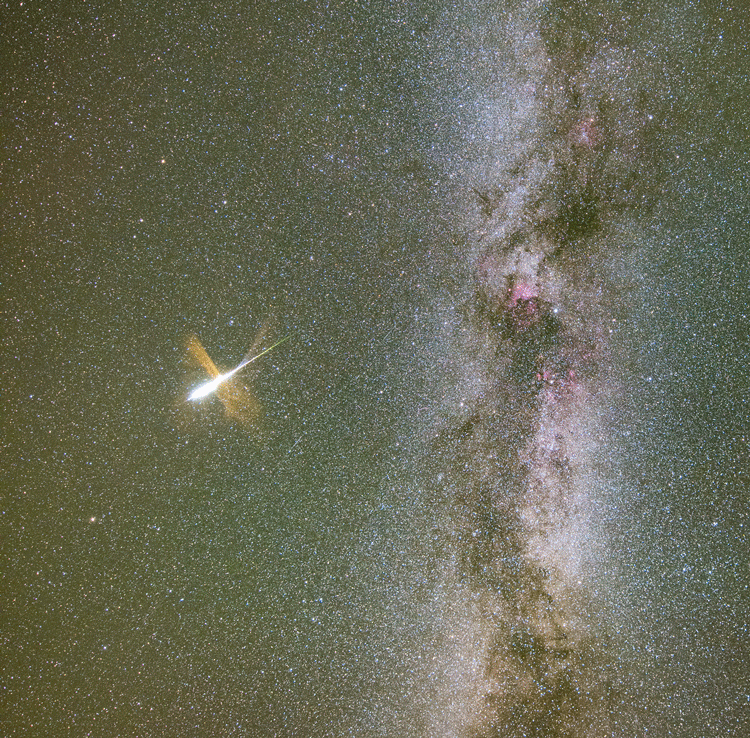 La Vía Láctea y el estallido de un meteoro