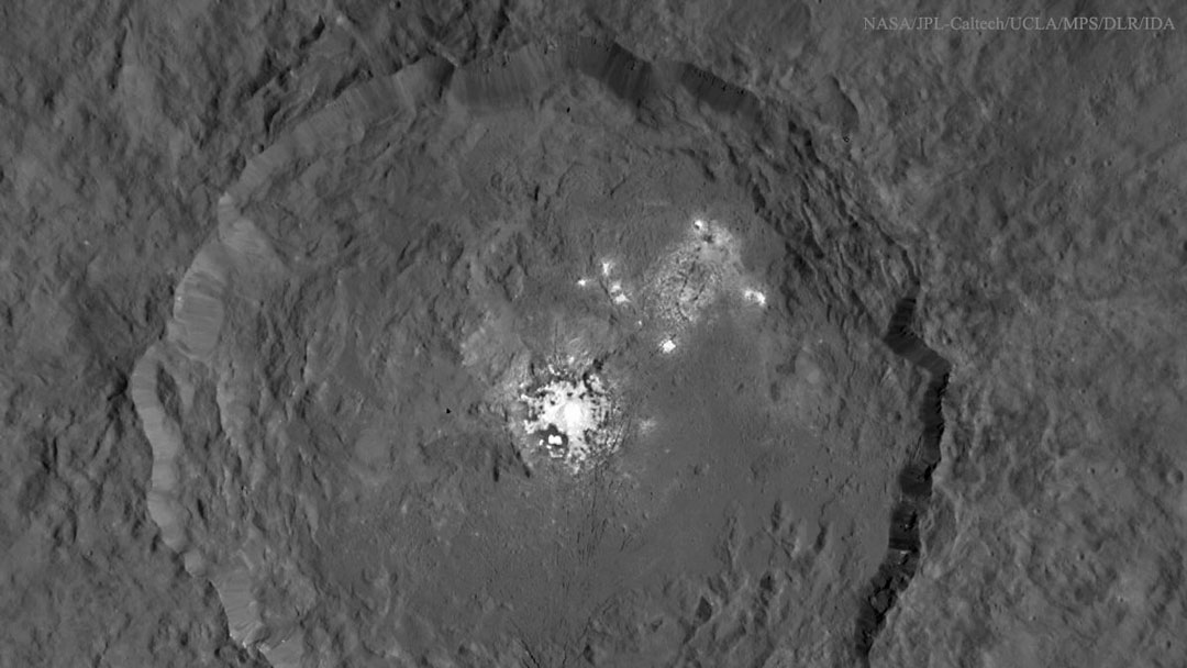 Las manchas brillantes del cráter Occator en Ceres