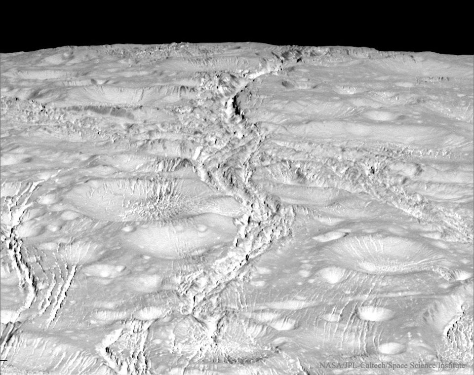El fracturado polo norte de Encelado