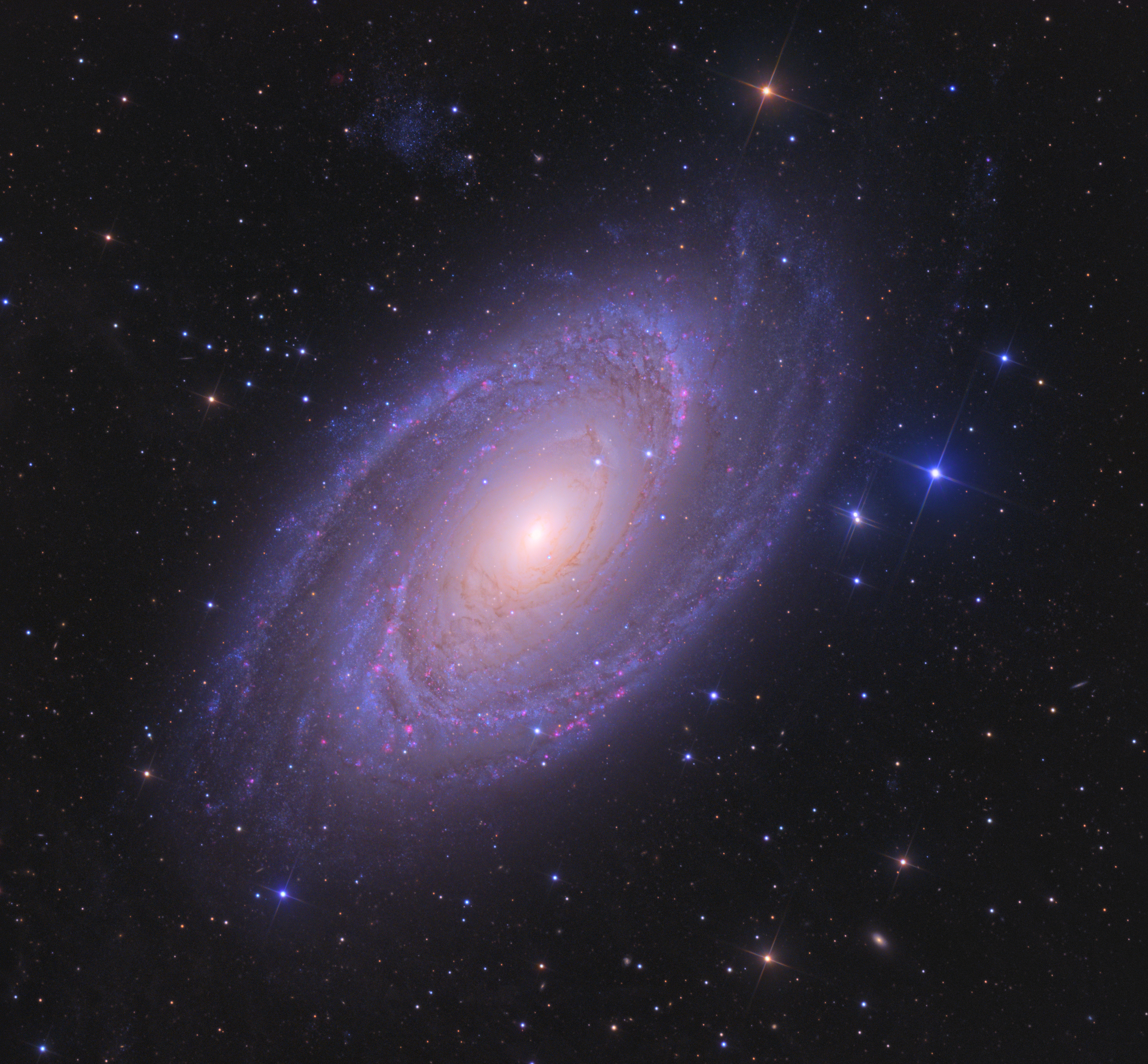 APOD: 2015 October 17 - Bright Spiral Galaxy M81