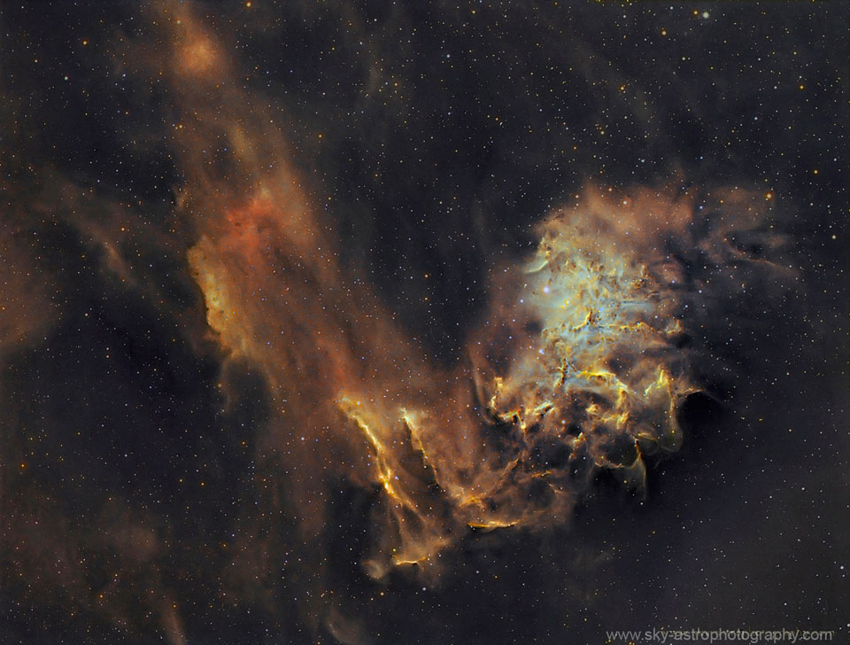 AE Aurigae y la nebulosa de la Estrella llameante