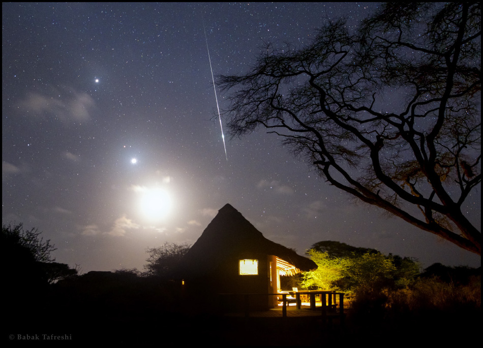 肯尼亚早晨的月亮，行星和金牛座