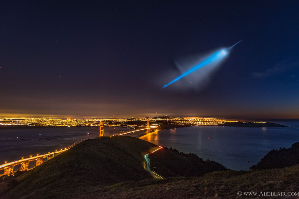 旧金山上空出现了意想不到的火箭烟柱