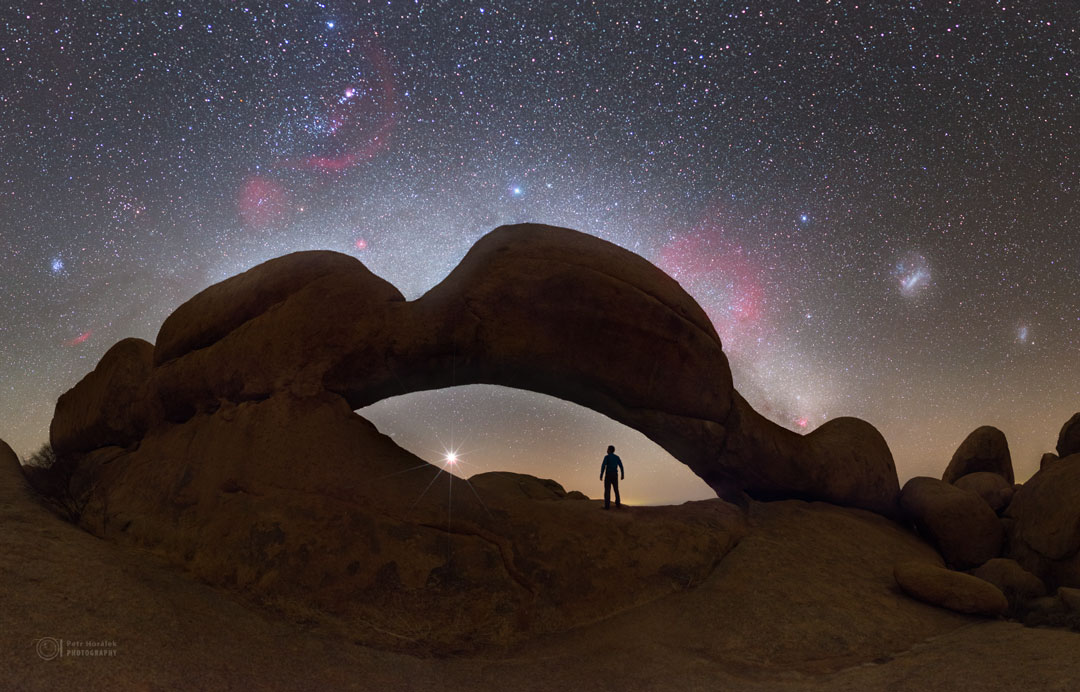 Venus bajo el arco de Spitzkoppe