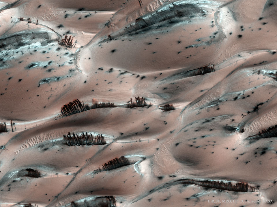 Cascadas de arena oscura en Marte