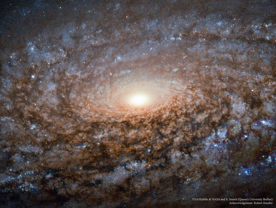En el centro de la galaxia espiral NGC 3521