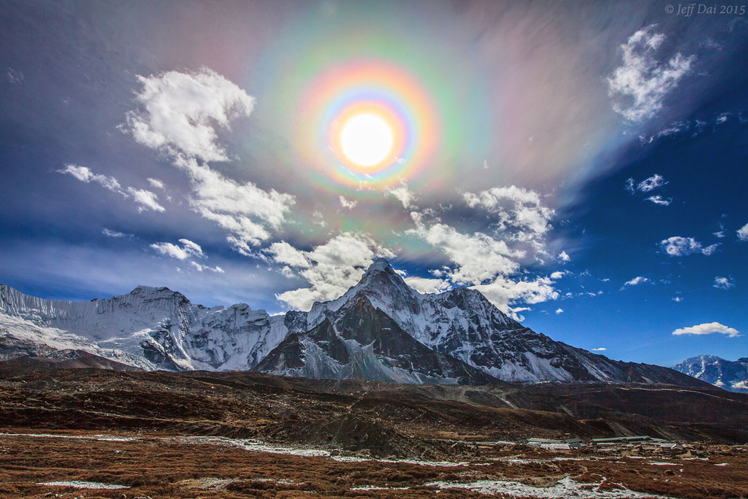 Corona solar de colores sobre el Himalaya