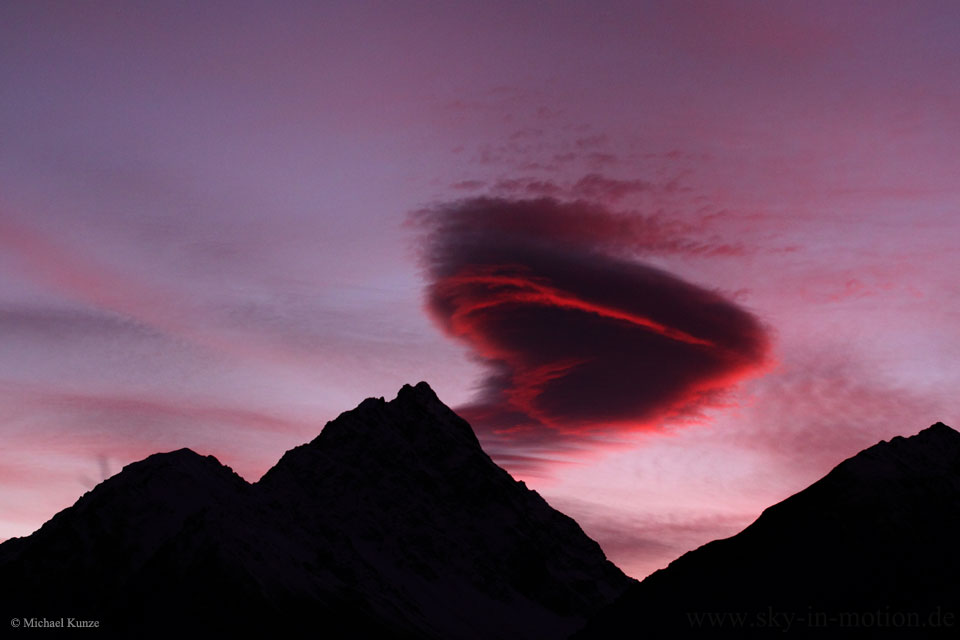 Una nube lenticular con forma de corazón